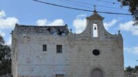 A run down chapel with a bell and a few small windows, wery simple in decoration