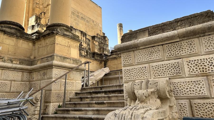 Pjazza Teatru Rjal at the entrance to Valletta